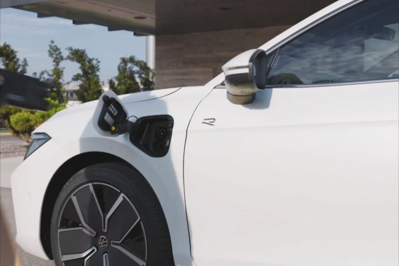 Detalle de la carga de un Volkswagen de color blanco estacionado
