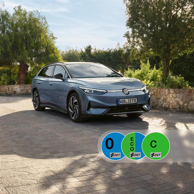 Un Volkswagen estacionado con etiquetas DGT