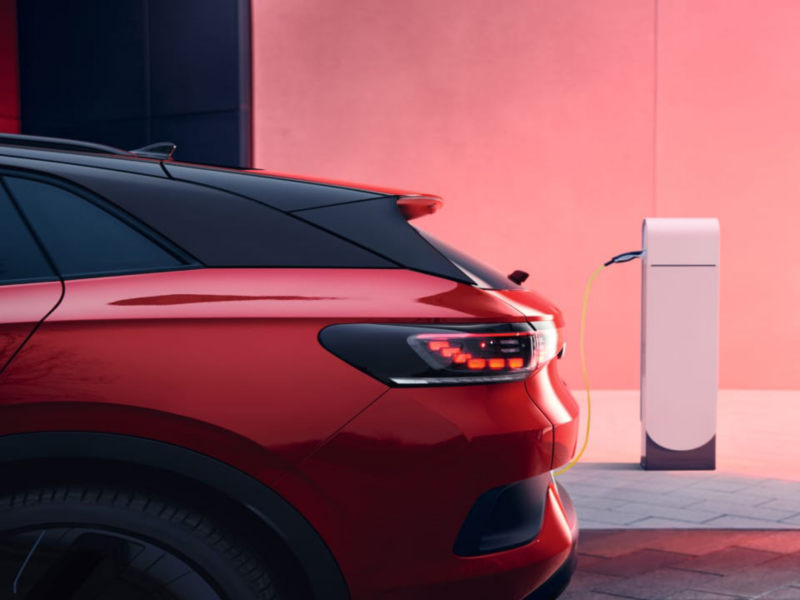Un Volkswagen de color rojo conectado a carga