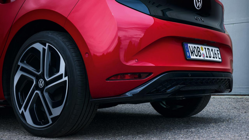 Detalle de la parte trasera inferior de un Volkswagen ID.3 de color rojo