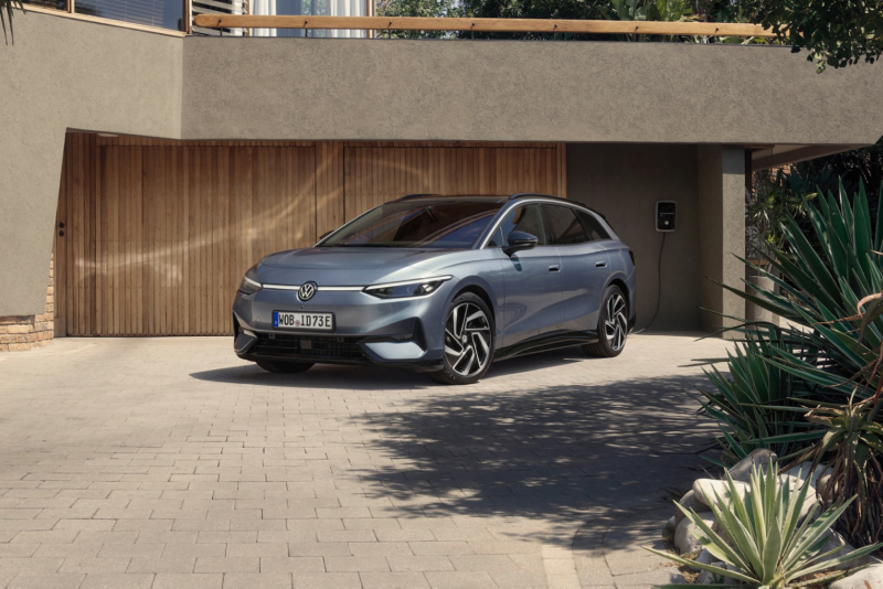 Un Volkswagen ID.7 Tourer aparcado en la puerta de un parking