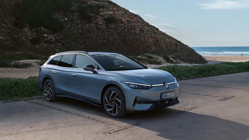 Un Volkswagen ID.7 Tourer estacionado al lado de una playa