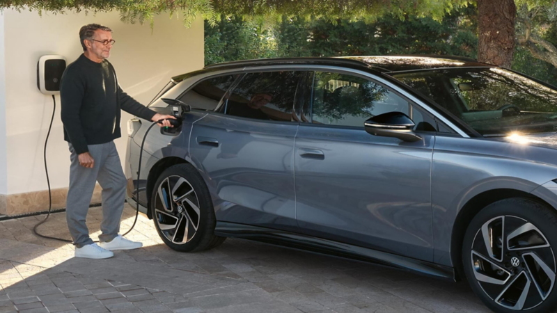 Un hombre cargando un ID.7 Tourer