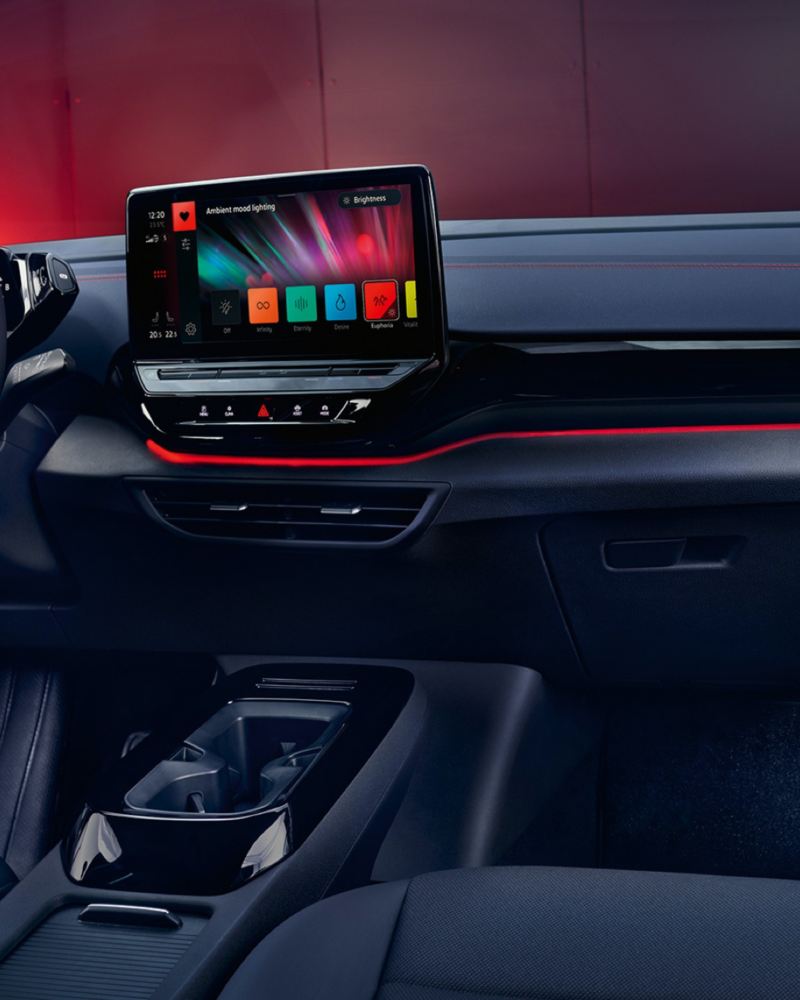Salpicadero del Volkswagen ID.4 GTX con iluminación ambiental en rojo