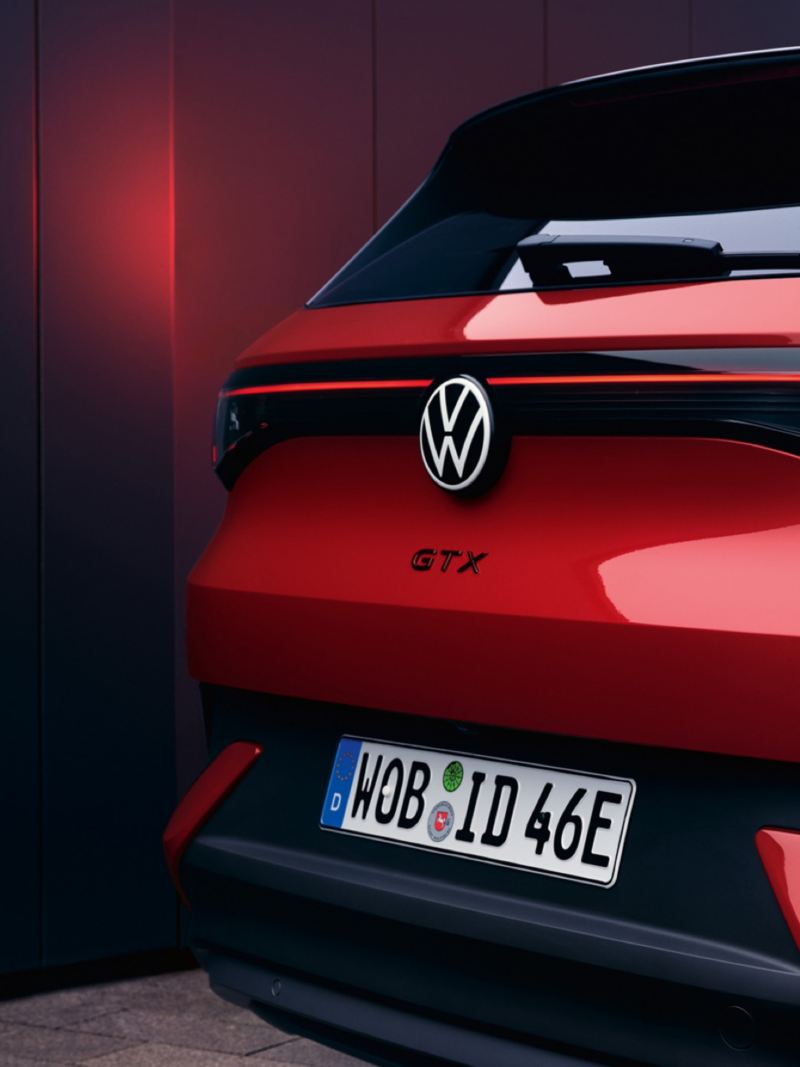 Detalle de la parte trasera y el logotipo de un Volkswagen ID.4 GTX rojo