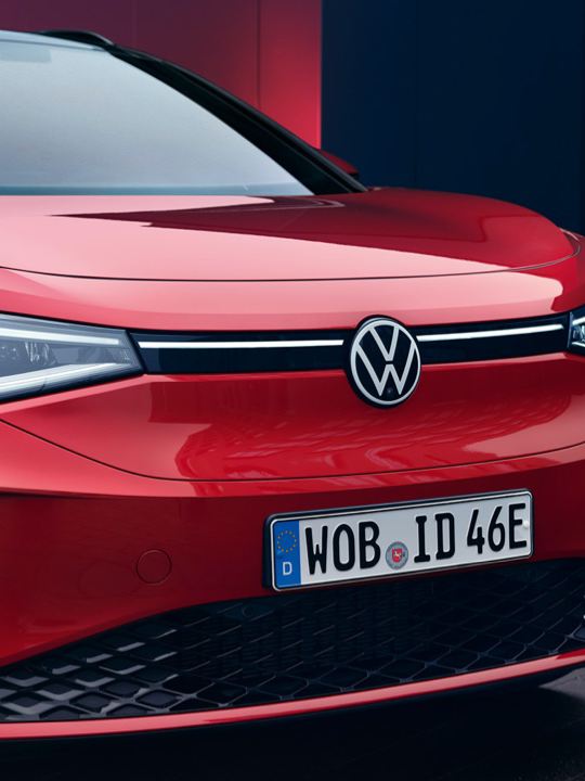 Detalle de los faros y la parrilla frontal de un Volkswagen ID.4 GTX rojo