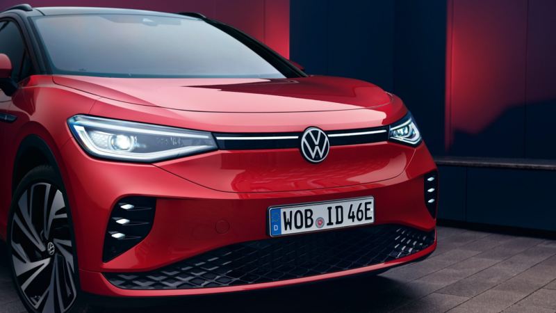 Detalle de los faros y la parrilla frontal de un Volkswagen ID.4 GTX rojo