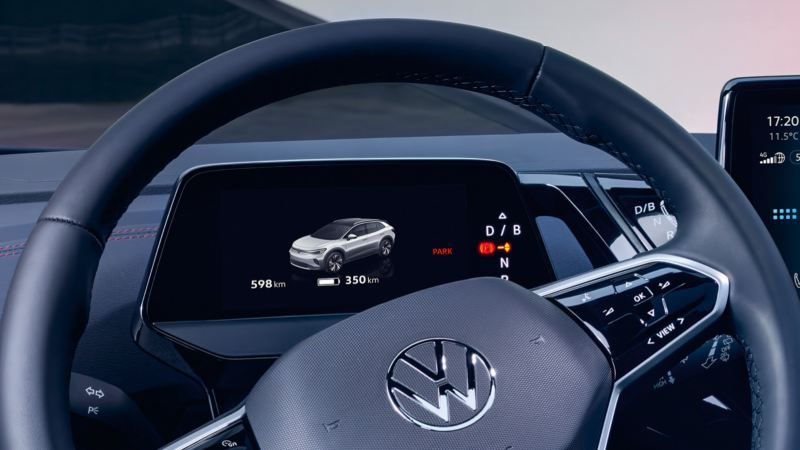 Detalle de la pantalla de visualización frontal de un Volkswagen ID.4 GTX