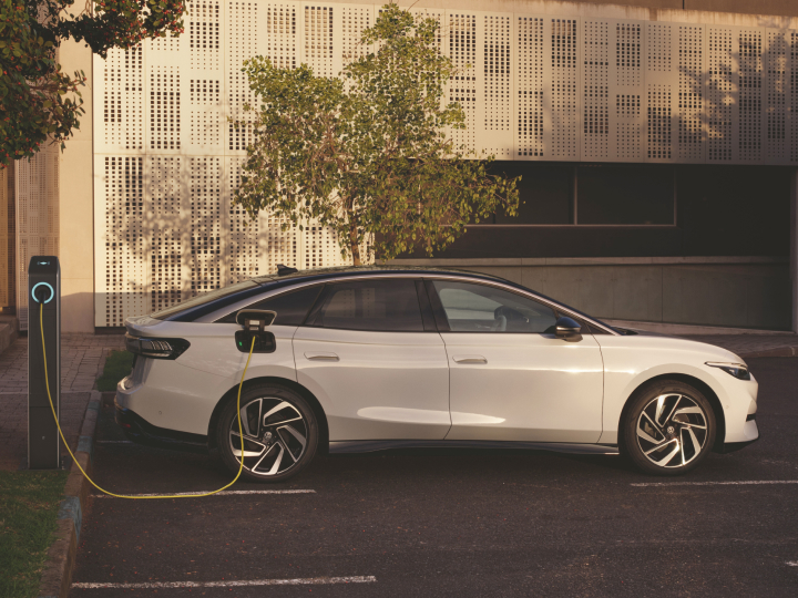 Un Volkswagen ID estacionado en un parking exterior mientras se recarga