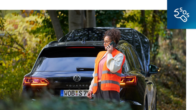 Persona de Asistencia 24h de Volkswagen con un coche en un bosque