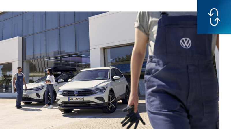 Concesionario Volkswagen desde el exterior con coches y trabajadores de la marca