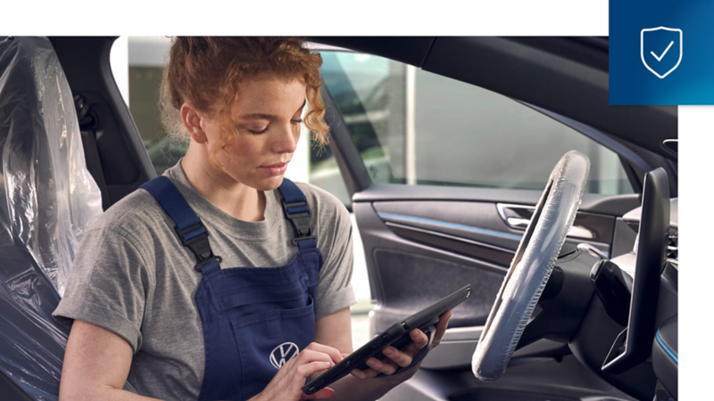 Una persona en el interior de un Volkswagen realizando una revisión al coche