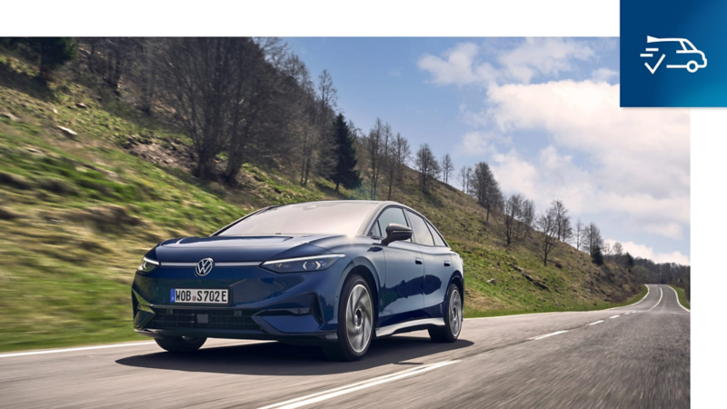 Un Volkswagen Approved en una carretera de montaña en un día soleado