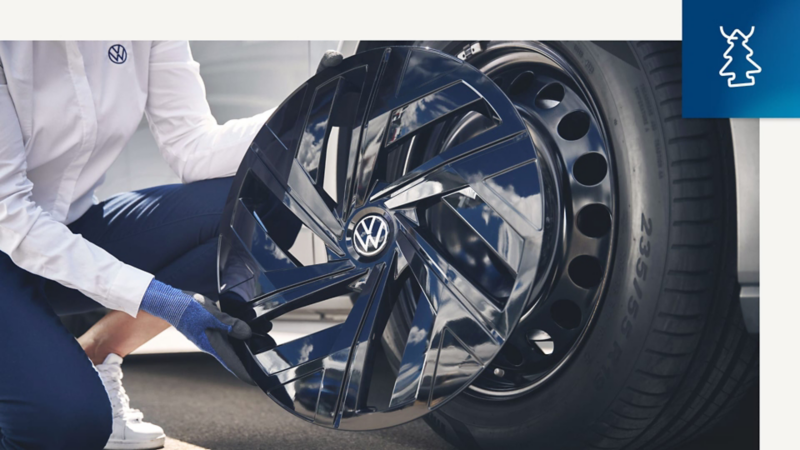 Una llanta personalizada siendo colocada por el servicio técnico de Volkswagen Approved