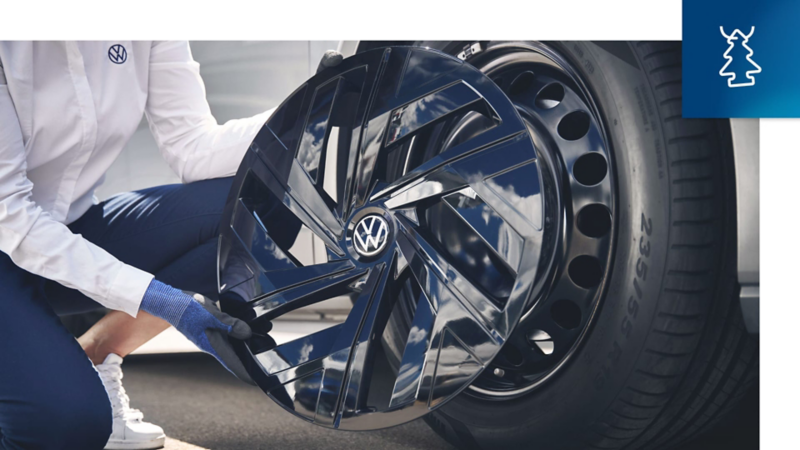 Una llanta personalizada siendo colocada por el servicio técnico de Volkswagen Approved