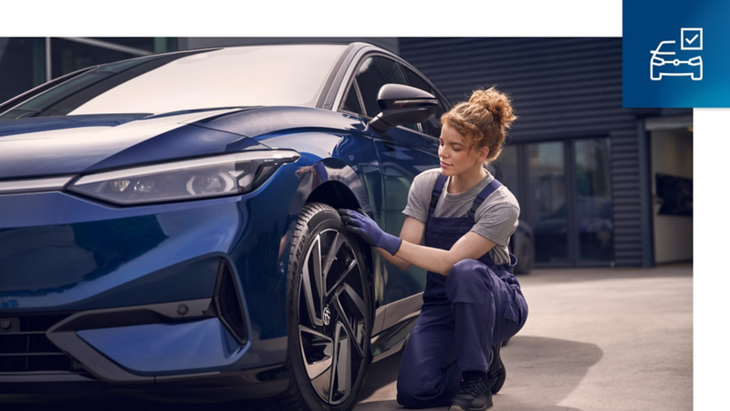 Una persona haciendo una revisión de neumáticos