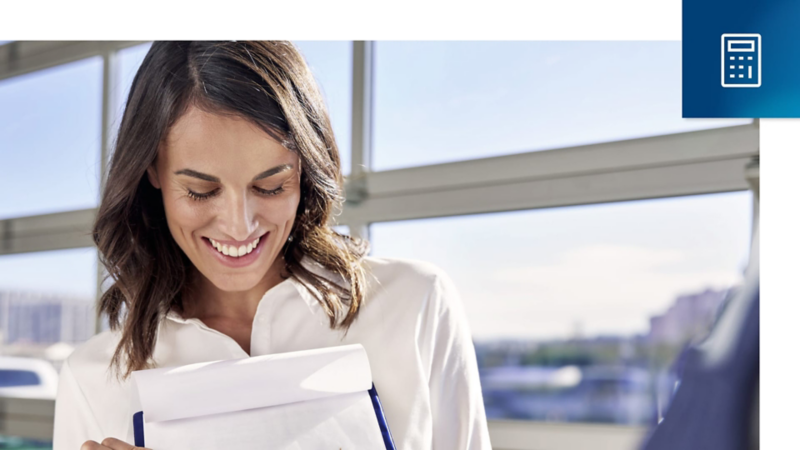 Una persona feliz dentro de un concesionario de Volkswagen