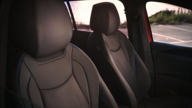 Detalle de los asientos delanteros de un Volkswagen Tiguan