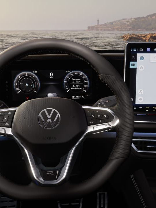 Vista del volante multifunción y el salpicadero del Volkswagen Tiguan