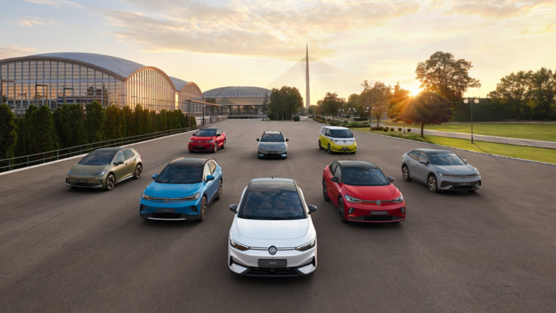 Una serie de Volkswagen circulando por una carretera