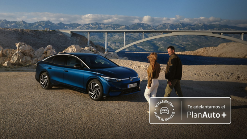Dos personas delante de su Volkswagen con logo Plan Auto+