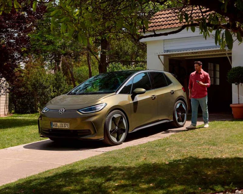 Un ID.3 aparcado en la puerta de una casa mientras en un día soleado. Alguien se dispone a entrar en él.