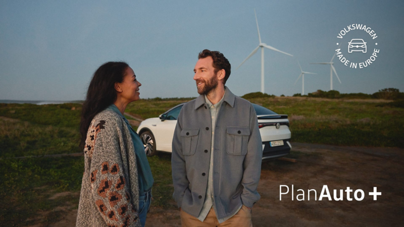 Dos personas delante de su Volkswagen con Plan Auto +