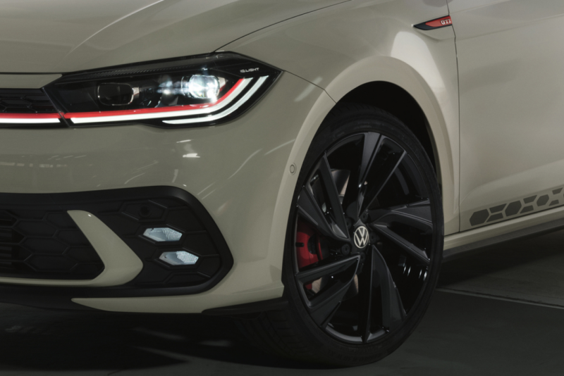 Detalle de un faro de un Volkswagen Polo GTI 25 aniversario