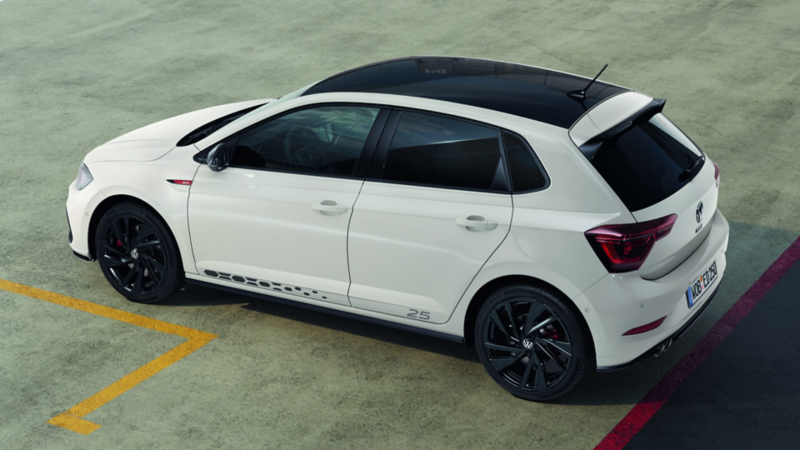 Vista lateral de un Volkswagen Polo GTI 25 aniversario blanco aparcado