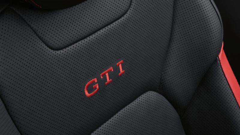 Detalle del logo GTI en rojo sobre el asiento de un Volkswagen Polo