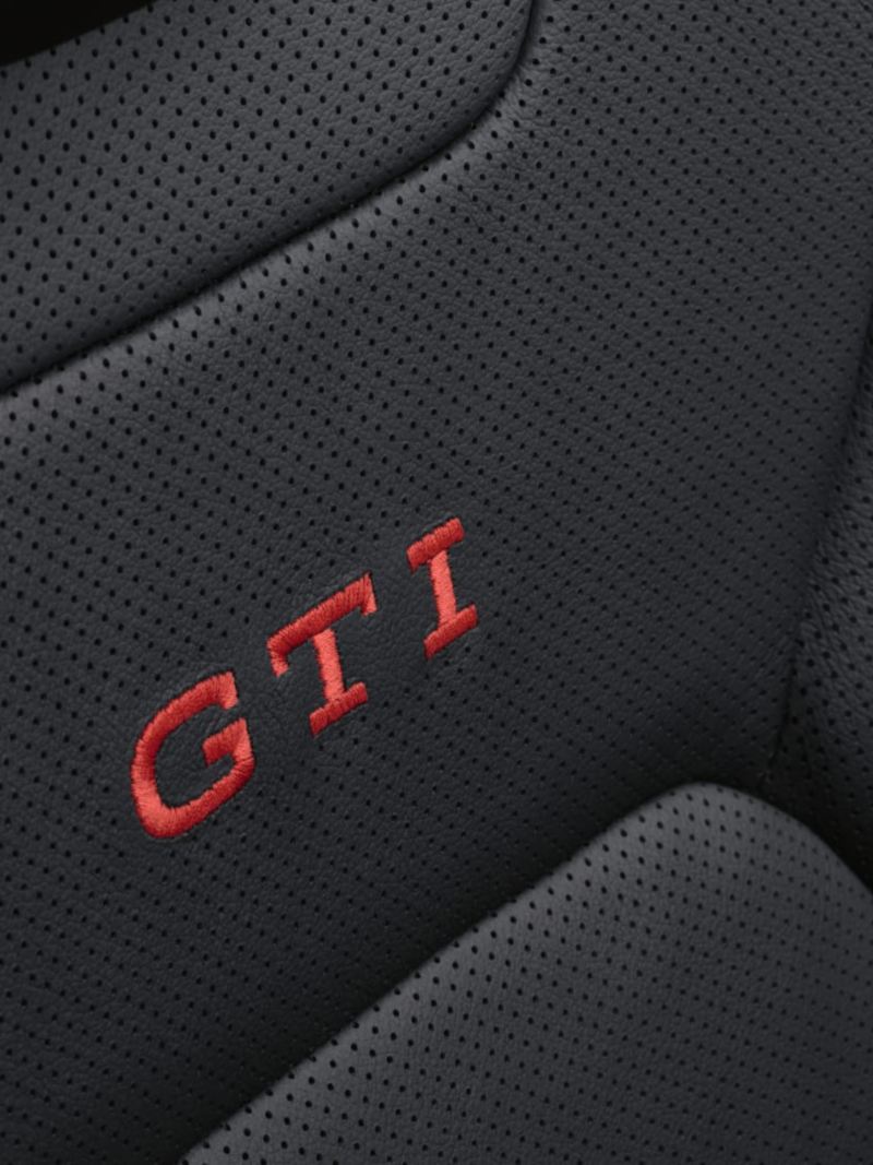 Detalle del logo GTI en rojo sobre el asiento de un Volkswagen Polo