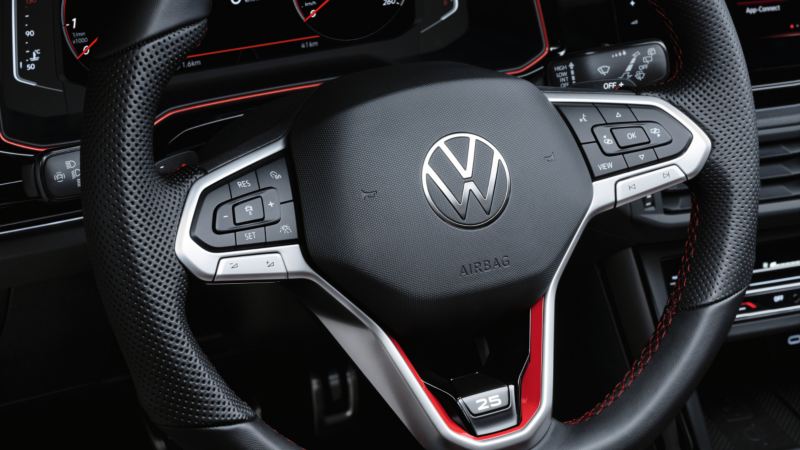 Detalle del volante de un Volkswagen Polo GTI 25 aniversario