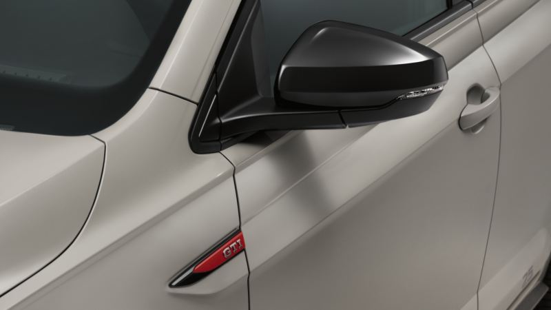 Detalle del espejo retrovisor y el logo de un Volkswagen Polo GTI 25 aniversario