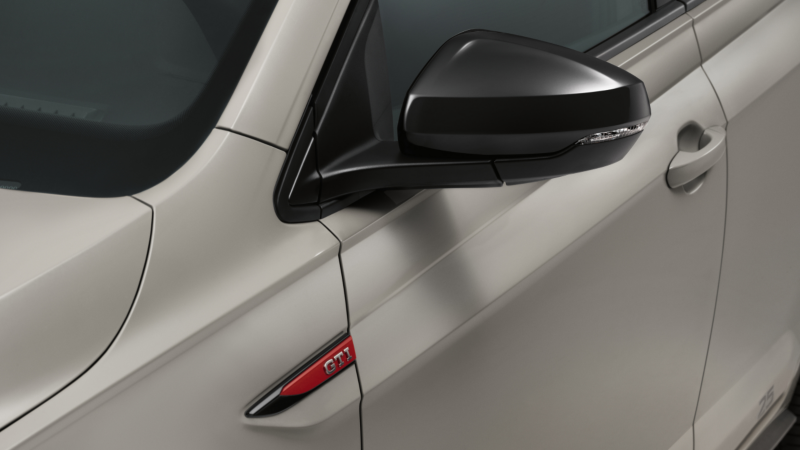 Detalle del espejo retrovisor y el logo de un Volkswagen Polo GTI 25 aniversario