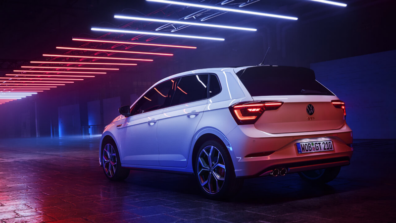 Vista trasera de un Volkswagen Polo GTI en una nave con luces azules y rojas