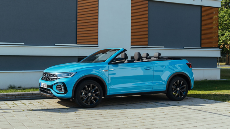 Volkswagen T-Roc Cabrio de color azul estacionado en la calle vista lateral