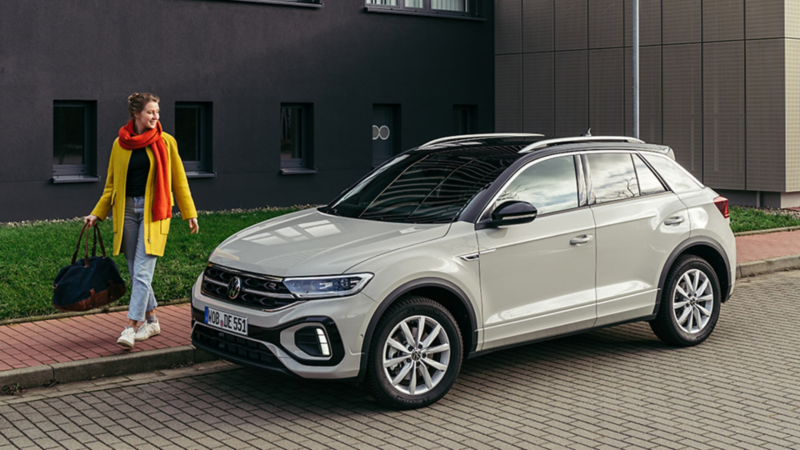 Un Volkswagen T-Roc estacionado en la calle