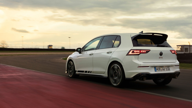 Un Volkswagen Golf GTI de color blanco circulando por un circuito cerrado