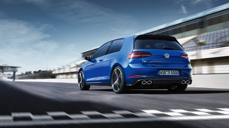 Un Volkswagen Golf R de color azul oscuro circulando en un circuito cerrado