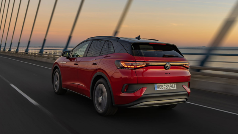 Un Volkswagen ID.4 rojo visto por detrás cruzando un puente sobre el mar