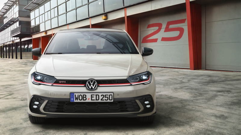 Un Volkswagen Polo GTI de color blanco estacionado en un circuito cerrado