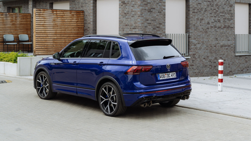 Un Volkswagen Tiguan R de color azul estacionado en la calle