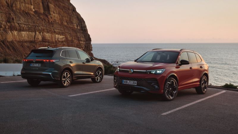 Dos Volkswagen Tiguan estacionados al lado del mar