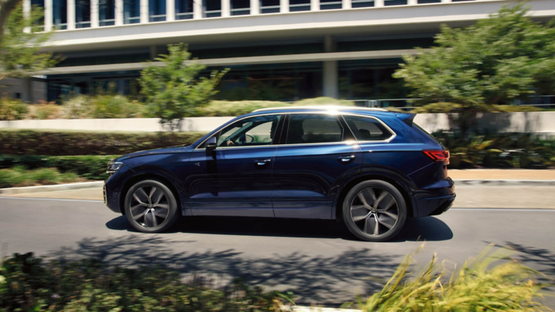 Un Volkswagen Touareg de color azul oscuro circulando por carretera