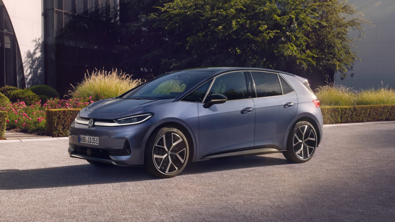 Un Volkswagen ID.3 Neo parado delante de un edificio y un árbol