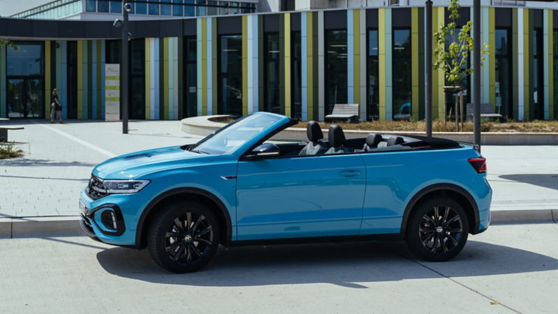 Volkswagen T-Roc Cabrio de color azul 