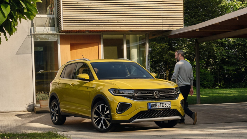 Volkswagen T-Cross de color amarillo 
