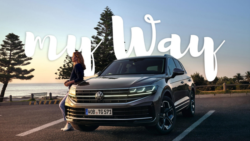 Volkswagen Touareg de color negro con el logo My Way