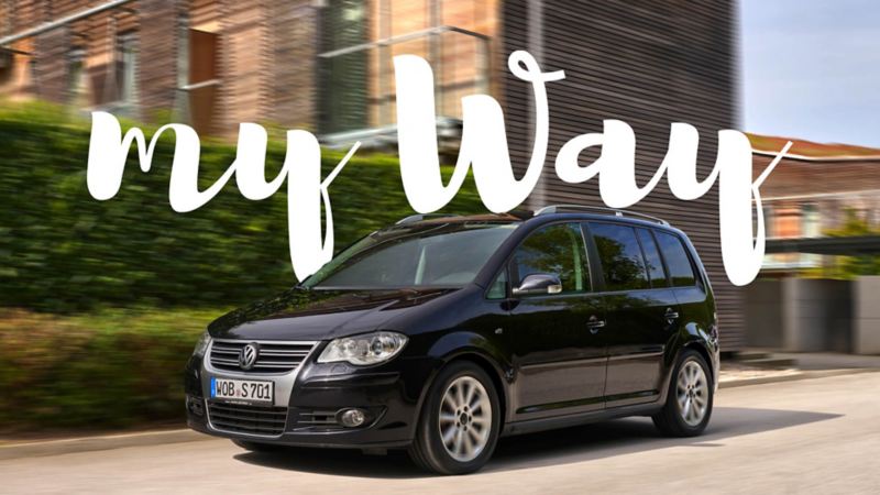 Volkswagen Touran de color negro con el logo My Way