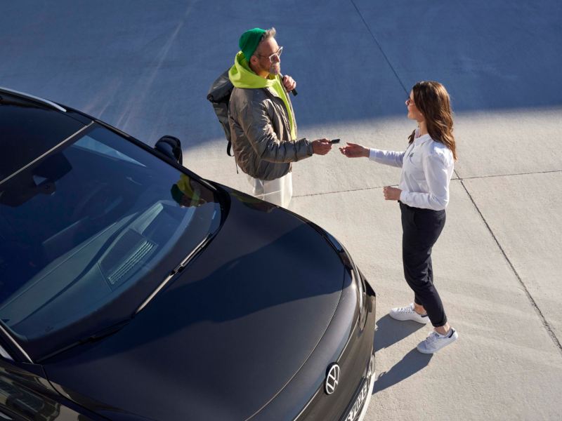 Un cliente entrega las llaves de su ID.3 a la empleada de VW